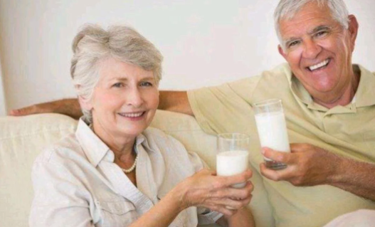 中老年人喝牛奶细节要重视：建议喝温热的牛奶
